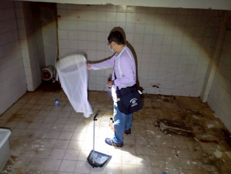 監測人員持續於確診者工作地環境病媒蚊監測/掃蚊和防治